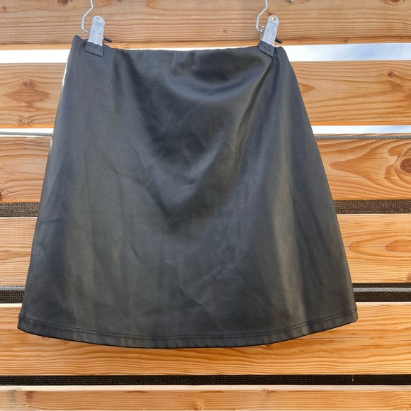 Chic Black Mini Skirt - Picture 2 of 3